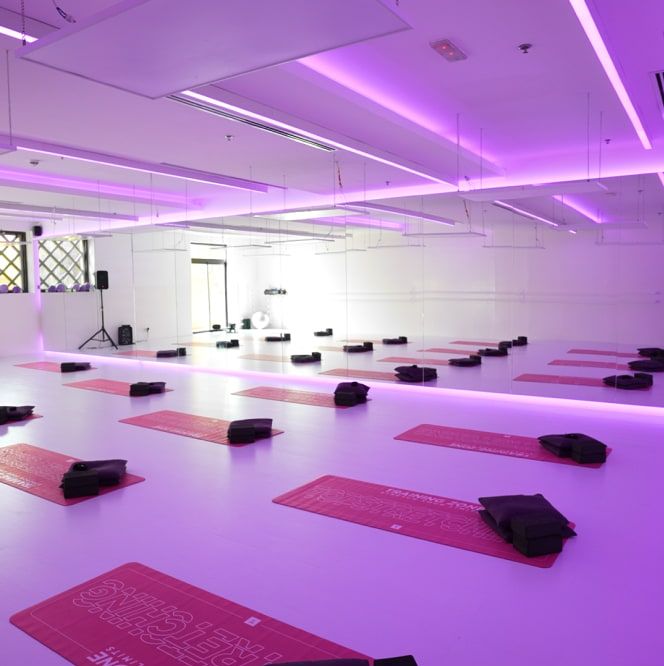 SPLIT SCHOOL & HOT YOGA STUDIO